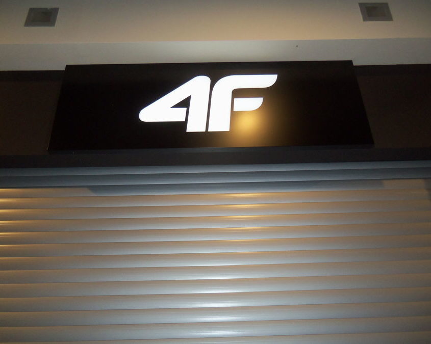 4F kaseton reklamowy z logo sklepu