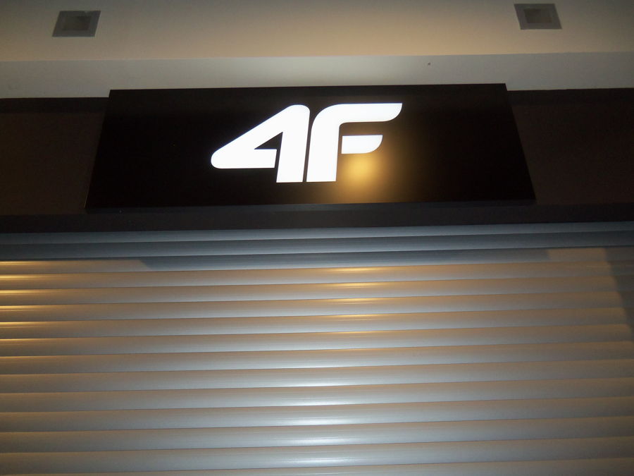 4F kaseton reklamowy z logo sklepu